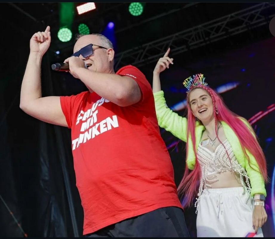 Emily mit DJ Düse auf der Bühne