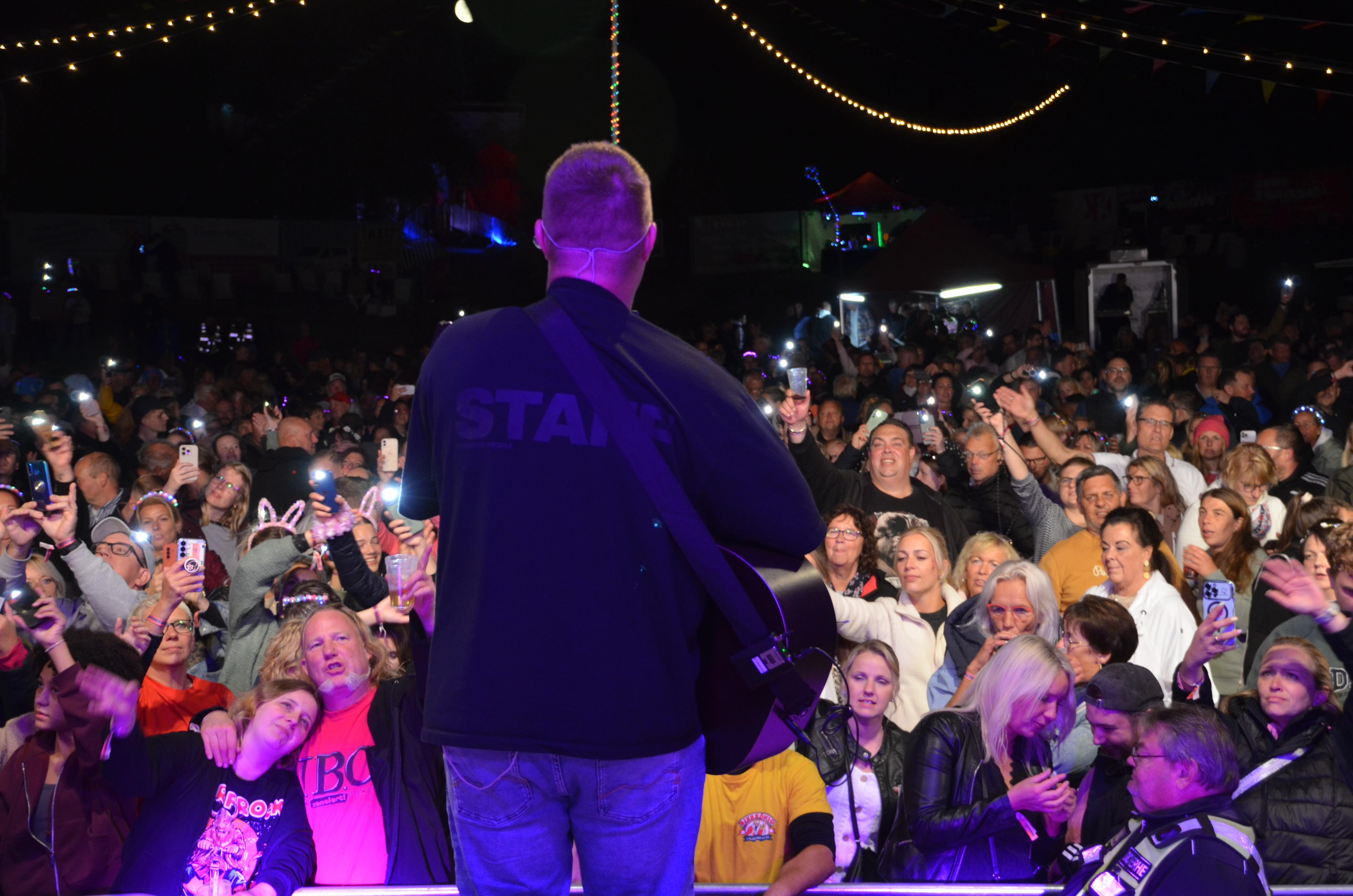 Schürze auf der Bühne beim Brenkenhagener Open Air