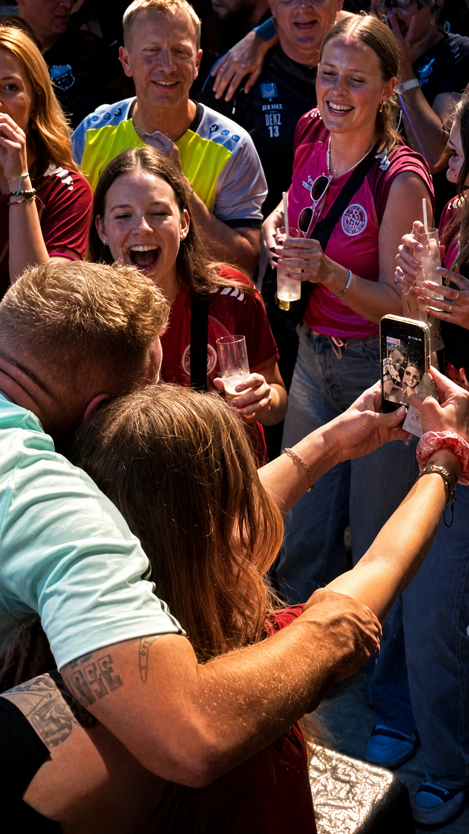 Julian Benz bei einem Selfie-Moment mit Fans