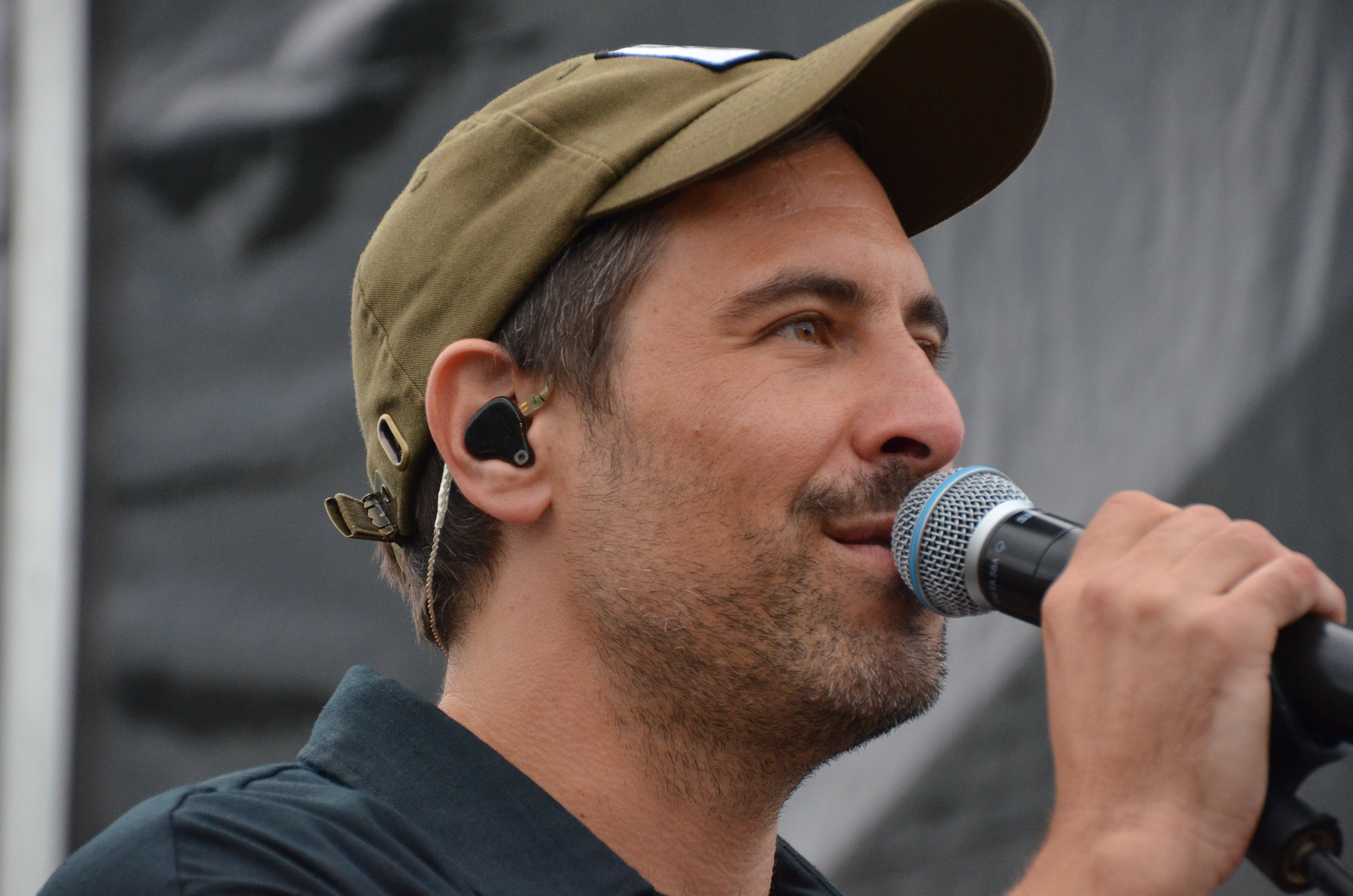 Max Giesinger auf der kleinen Bühne neben dem FOH