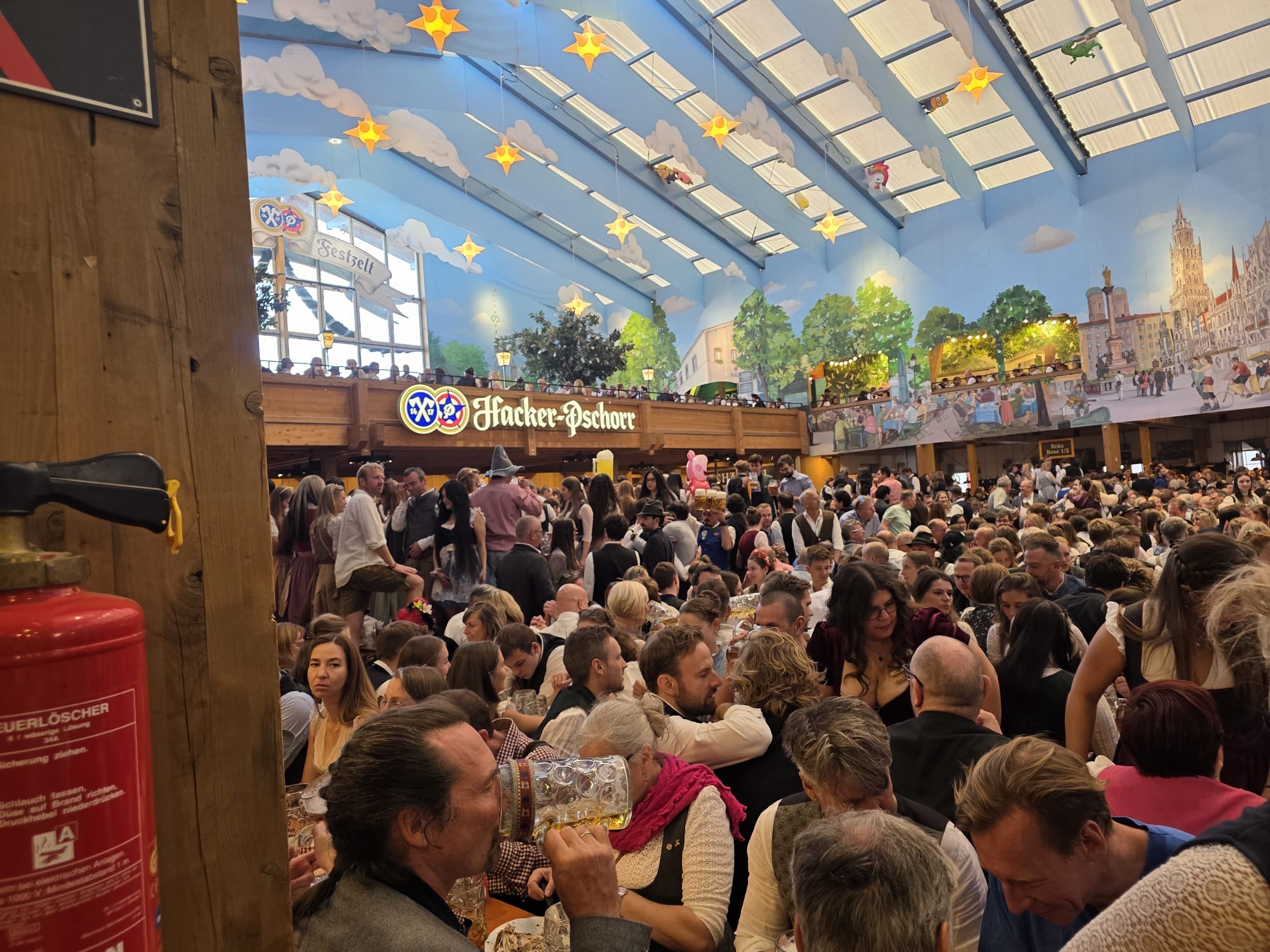 Fahrgeschäfte und buntes Treiben auf dem Münchner Oktoberfest